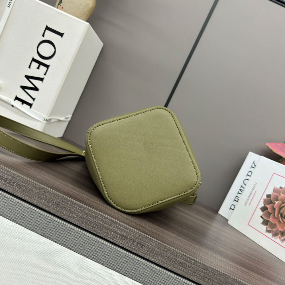 LOEWE Mini Pebble bucket in smooth calfskin(high-end grade)