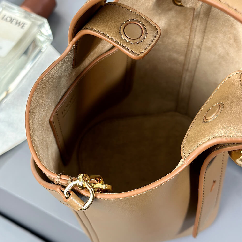 LOEWE Mini Pebble bucket in smooth calfskin(high-end grade)