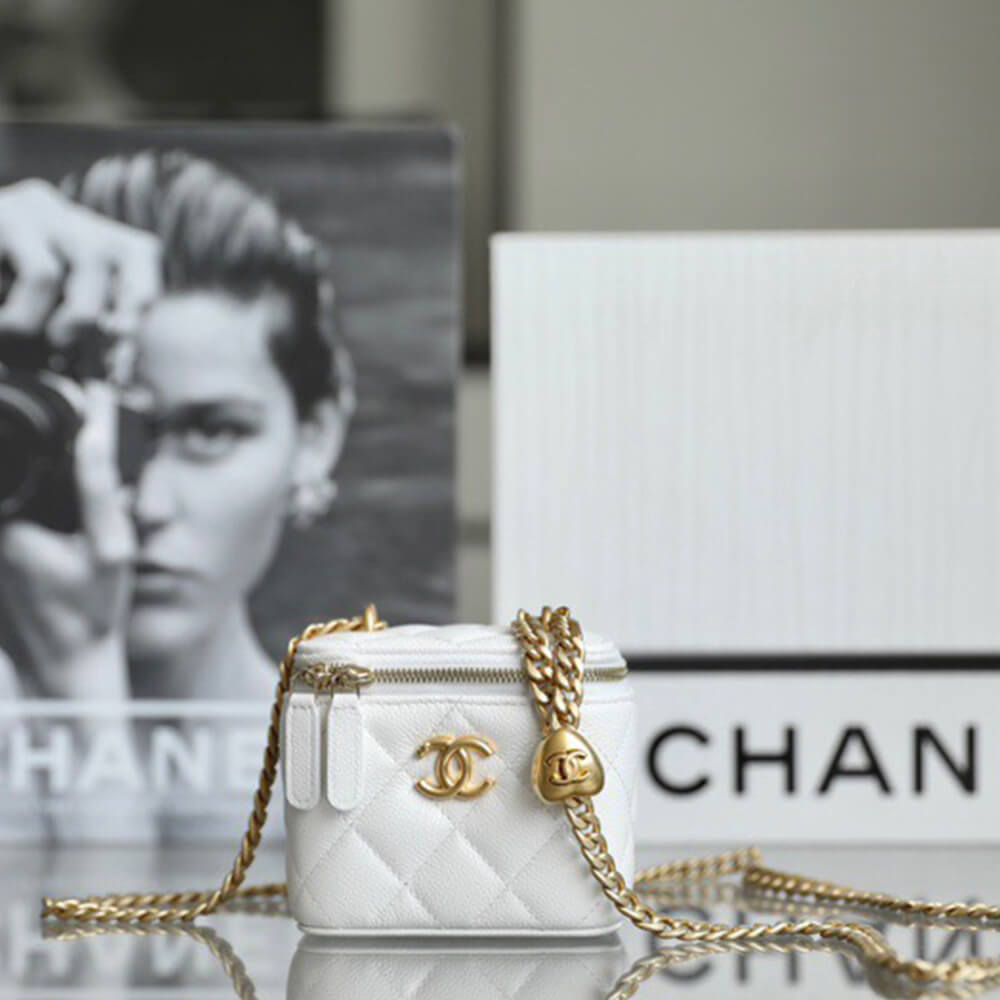 CHANEL Quilted Heart Crush Mini Vanity with Chain(high-end grade)